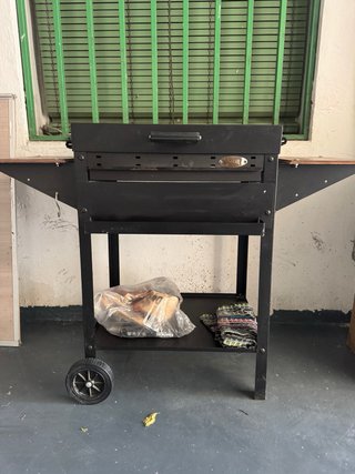 Barbacoa Negra con Laterales de Madera