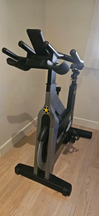 Bicicleta ciclo indoor Spinning Technogym