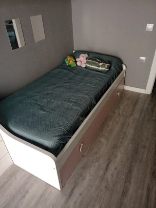 Cama individual con otra cama