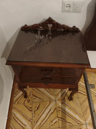 Dormitorio Clásico: Cabecero y Mesitas Madera