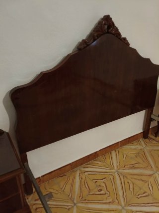 Dormitorio Clásico: Cabecero y Mesitas Madera
