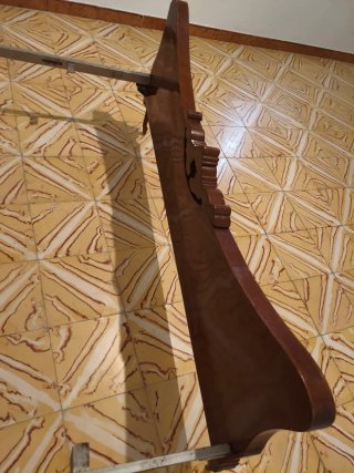 Dormitorio Clásico: Cabecero y Mesitas Madera