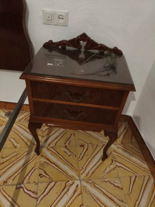 Dormitorio Clásico: Cabecero y Mesitas Madera