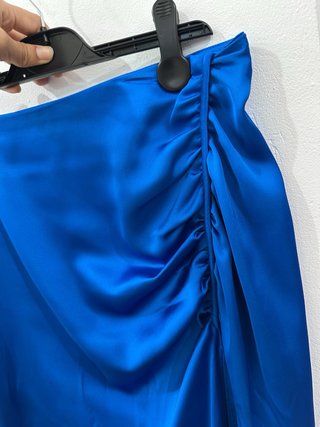 Falda larga azul satinada drapeada