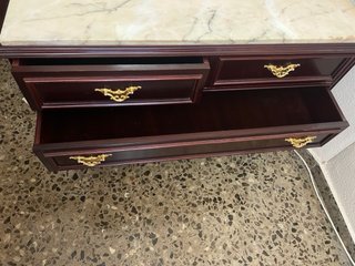 Mesilla de noche y cómoda de madera