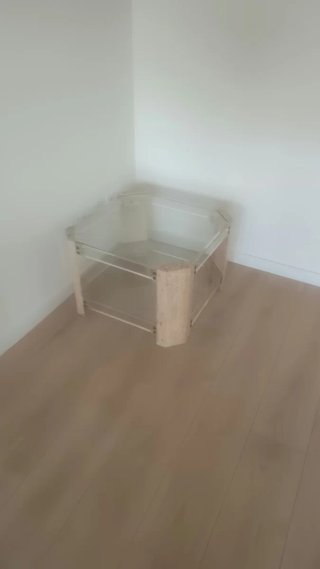 Vitrina y mesa y velador