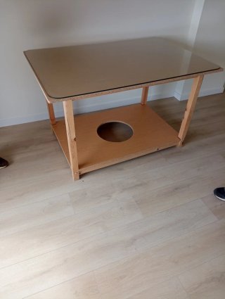 Vitrina y mesa y velador