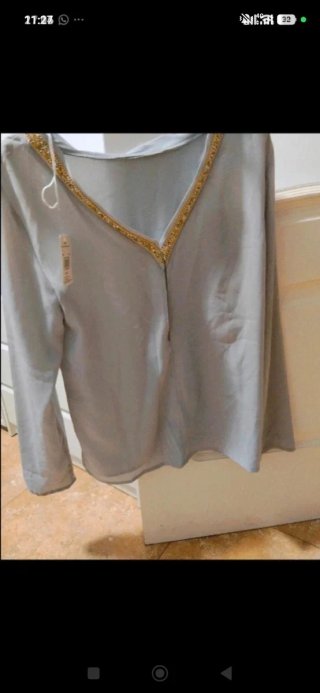 Camisa gris con pedrería dorada Talla S