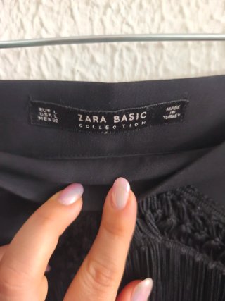 Falda de Zara negra con flecos y bordado