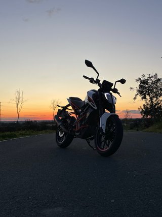 KTM Duke 125 Blanca y Negra