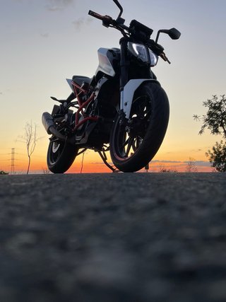 KTM Duke 125 Blanca y Negra