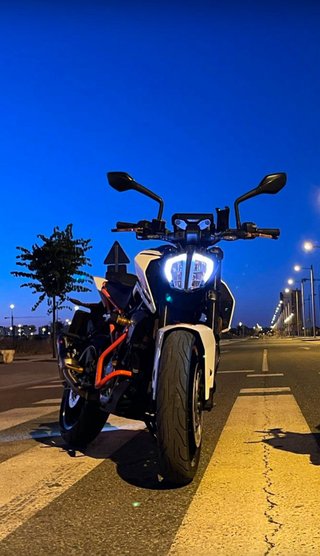 KTM Duke 125 Blanca y Negra