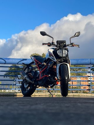 KTM Duke 125 Blanca y Negra