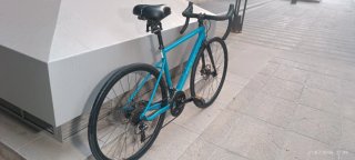 Bicicleta de carretera azul TRIBAN. A