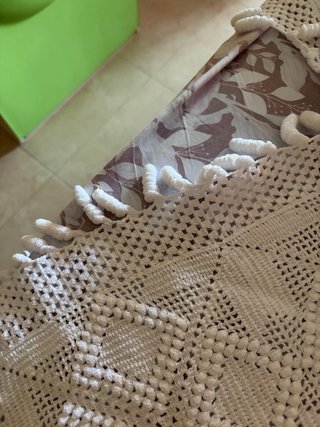 Colcha de ganchillo blanca hecha totalmente a mano