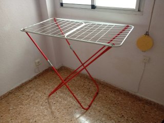 Tendedero plegable rojo y blanco