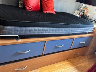 Cama con cajones y colchones