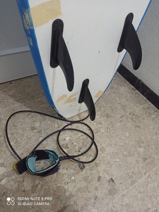 Tabla de surf blanca con borde azul