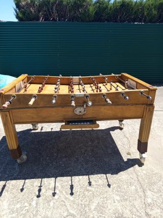 Futbolín antiguo de madera