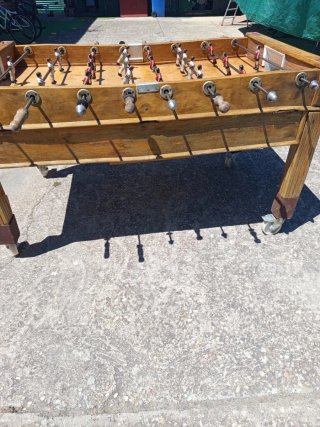 Futbolín antiguo de madera