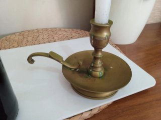 Antiguo candelabro porta velas o palmatoria.