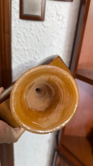 Botijo artesanal de barro pintado a mano