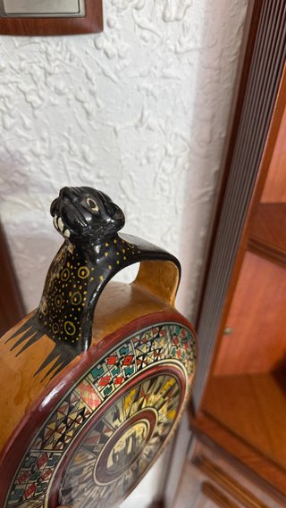 Botijo artesanal de barro pintado a mano