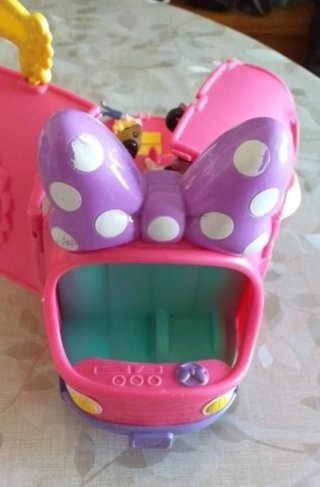 Carrito de compras y peluche rosa