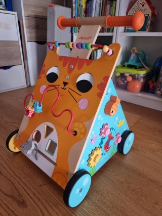 Andador de madera con juegos para bebés