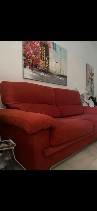 Sofá rojo de tela