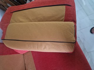 Sofá rojo de tela