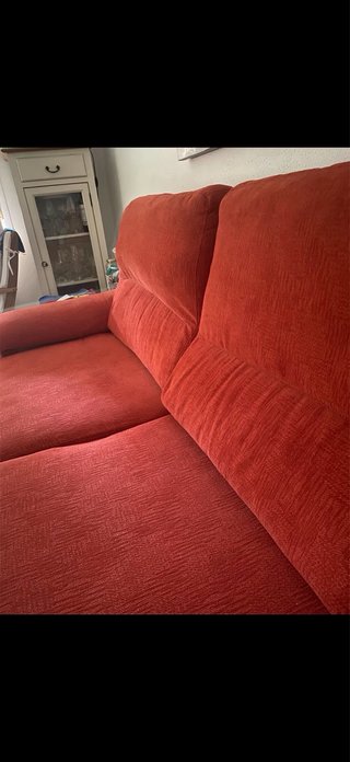 Sofá rojo de tela