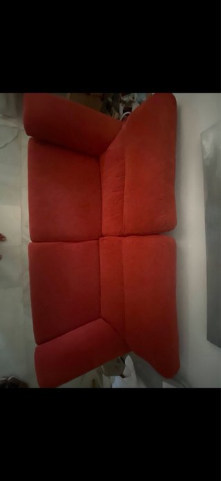 Sofá rojo de tela