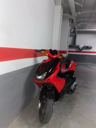 Yamaha Aerox Scooter Rojo y Negro
