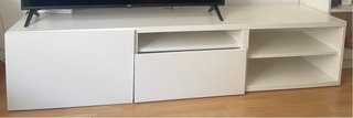 Mueble de salón blanco