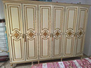 Cómoda antigua de madera y mármol