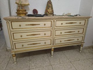 Cómoda antigua de madera y mármol