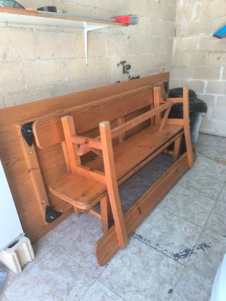Mesa y bancos de madera