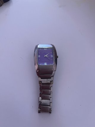 Reloj de pulsera analógico morado