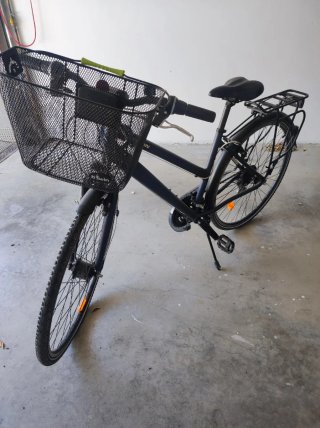 Bicicleta de paseo negra,en perfecta condiciones .