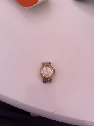 Reloj de pulsera dorado