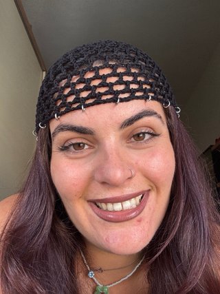 Cappello a rete nero con charm argento uncinetto