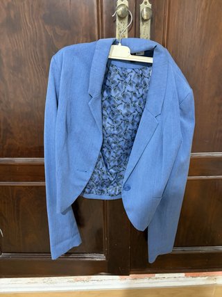 Chaqueta azul con estampado de pájaros
