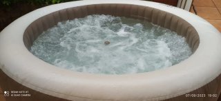 Spa inflable marrón y blanco