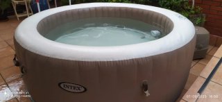 Spa inflable marrón y blanco