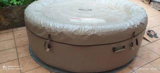 Spa inflable marrón y blanco