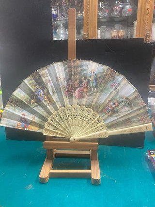 Abanico de madera calada con borla rosa