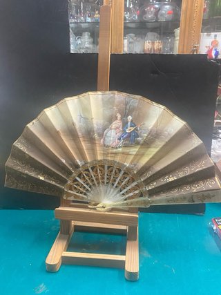 Abanico de madera calada con borla rosa
