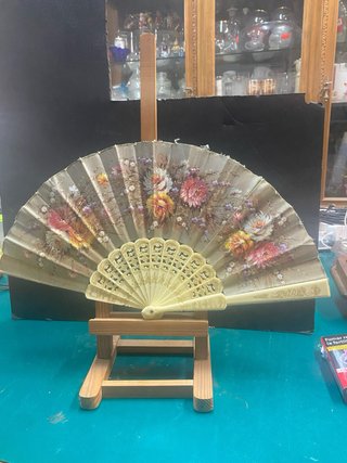Abanico de madera calada con borla rosa