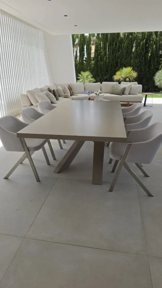 Mesa y sillas